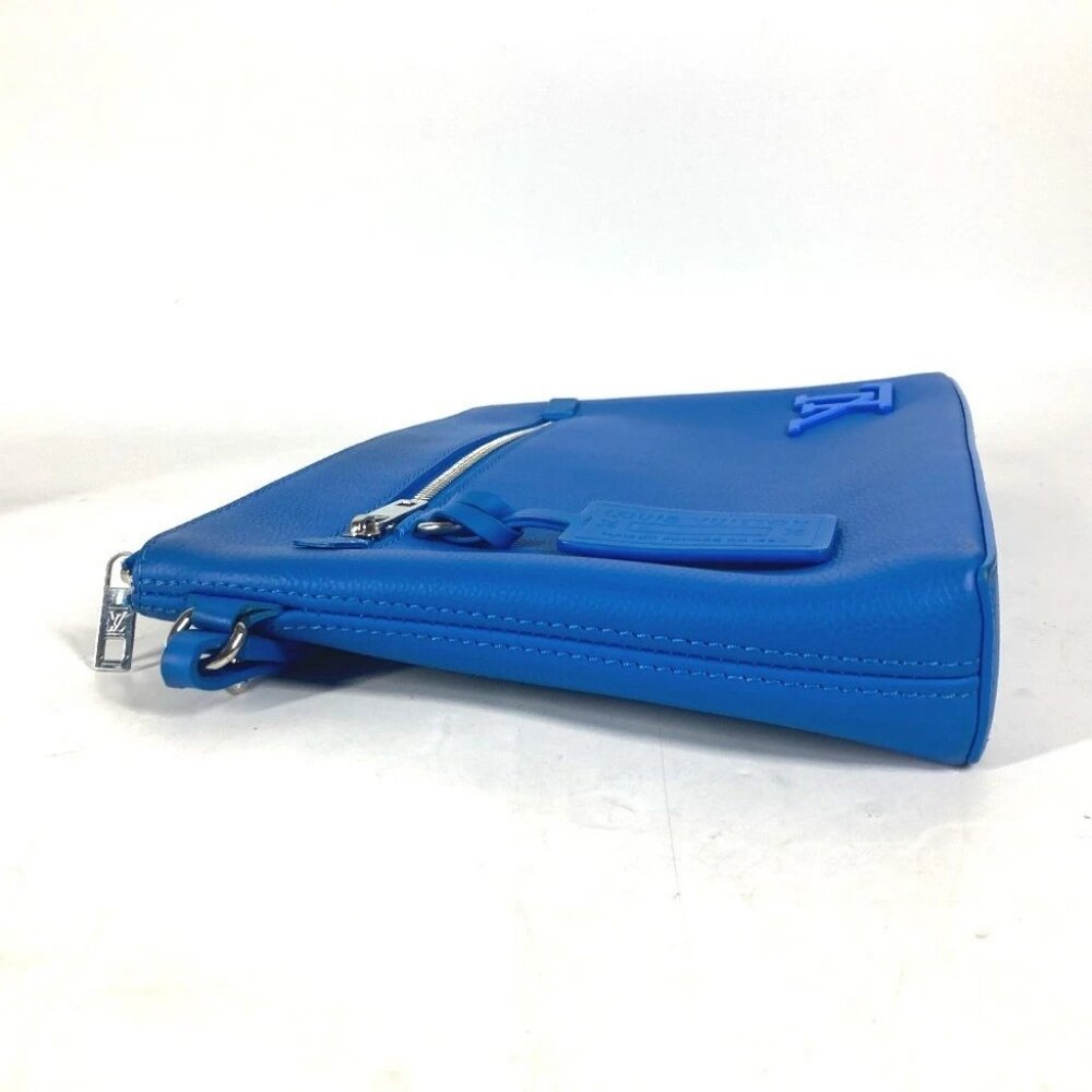 LOUIS VUITTON M82270 Aerogram Takeoff-Pouch Clutch (Initials "MH" on name tag) - Picture 4 of 15